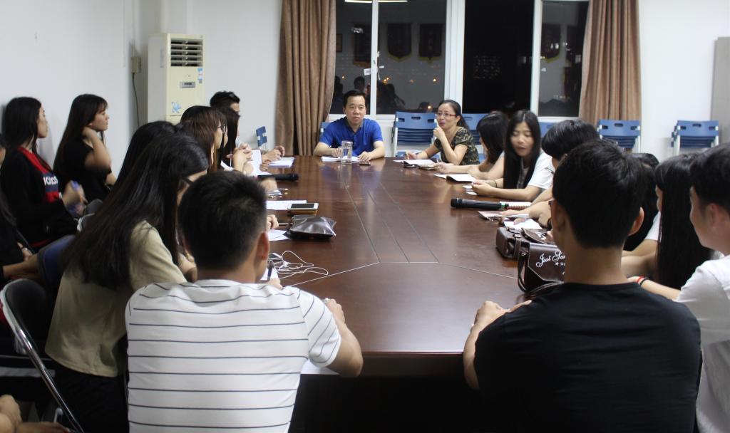 人文公司员工代表座谈会现场 人文公司员工代表座谈会现场